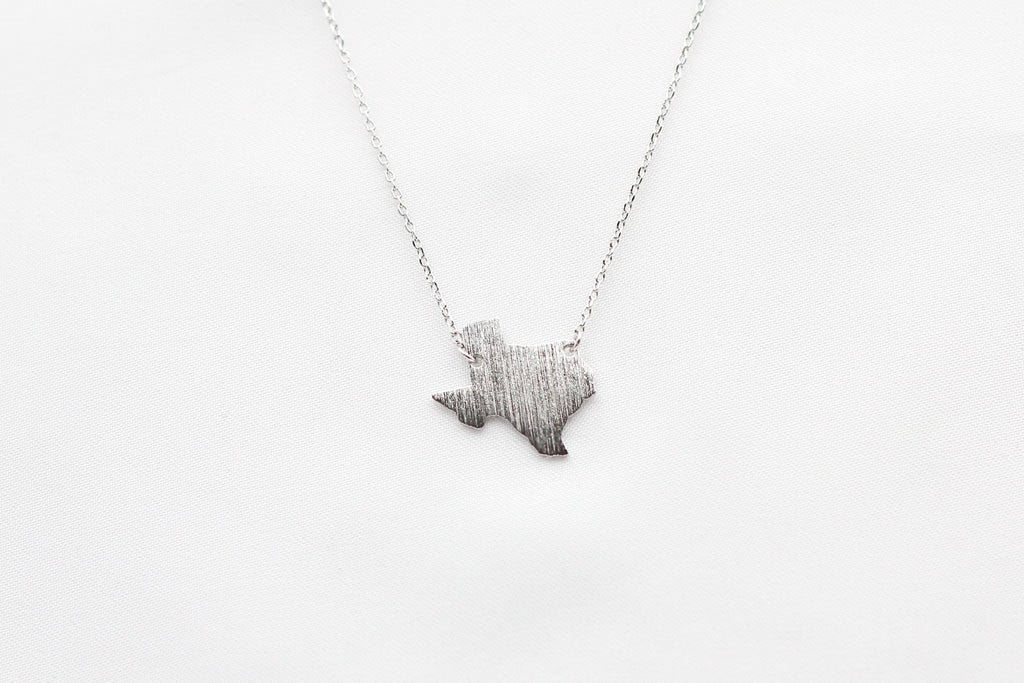 KADOU BOUTIQUE Texas State Map Necklace - Matte Polish — detail close-up