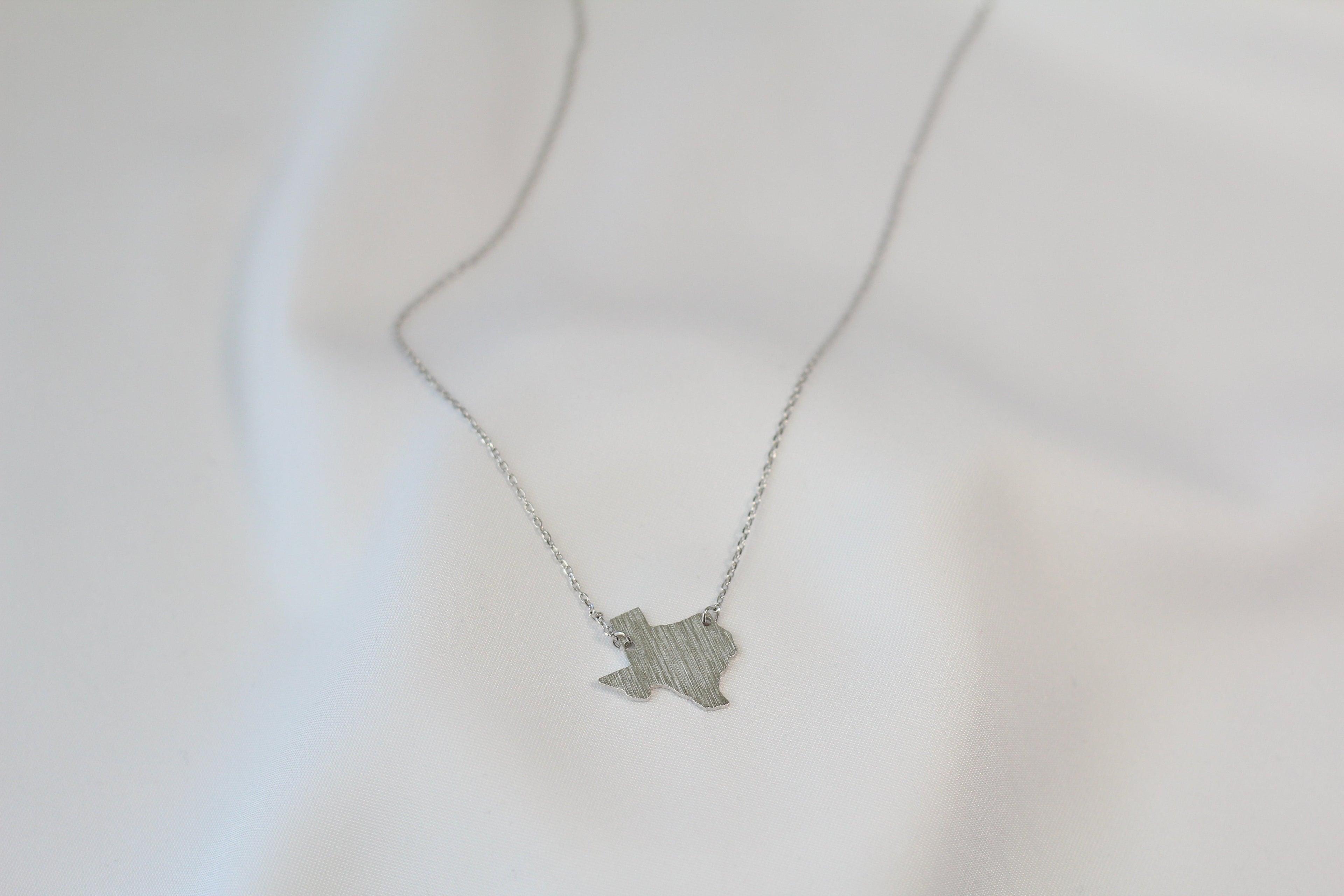 KADOU BOUTIQUE Texas State Map Necklace - Matte Polish — alternative angle