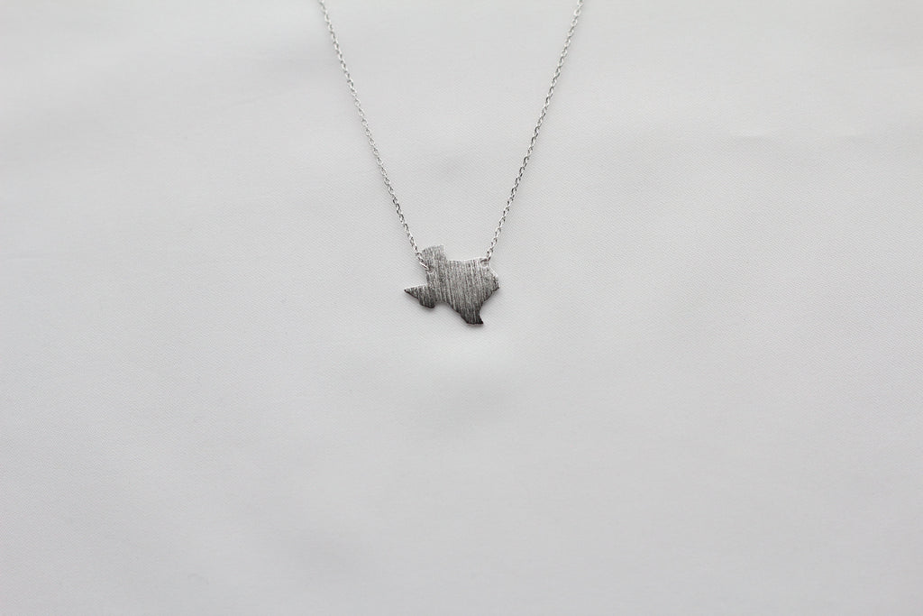 KADOU BOUTIQUE Texas State Map Necklace - Matte Polish — side view