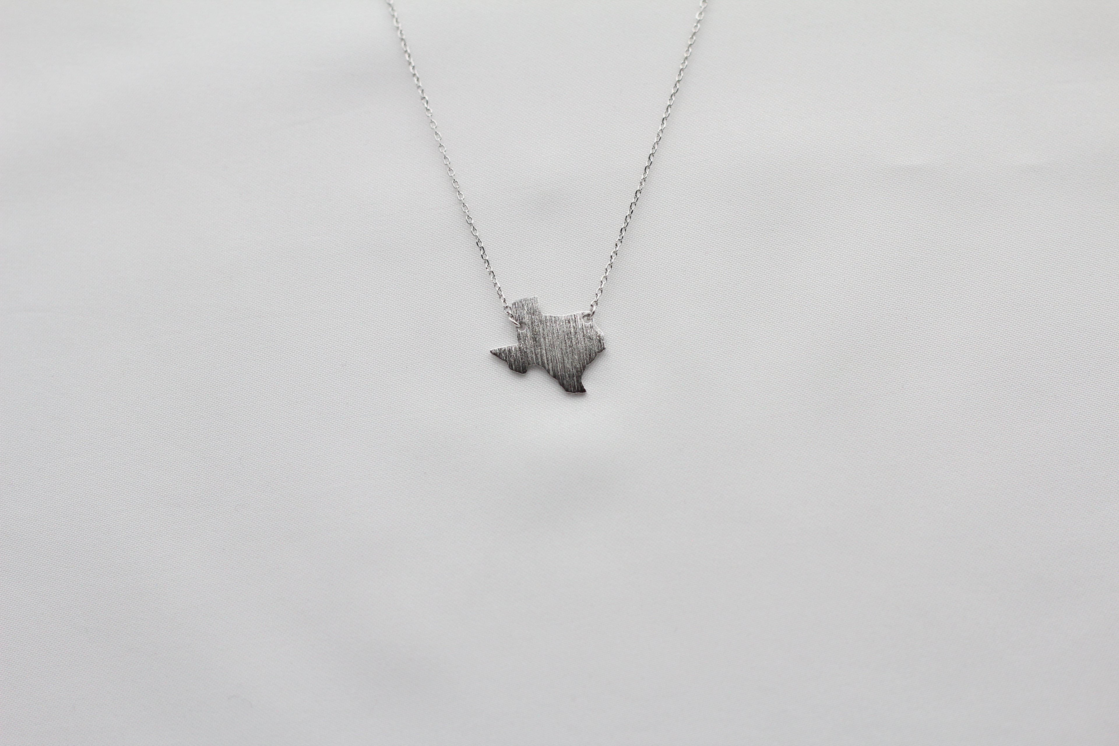 KADOU BOUTIQUE Texas State Map Necklace - Matte Polish — side view