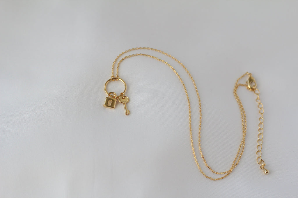 KADOU BOUTIQUE Shiny Lock and Key Ring Necklace — side view