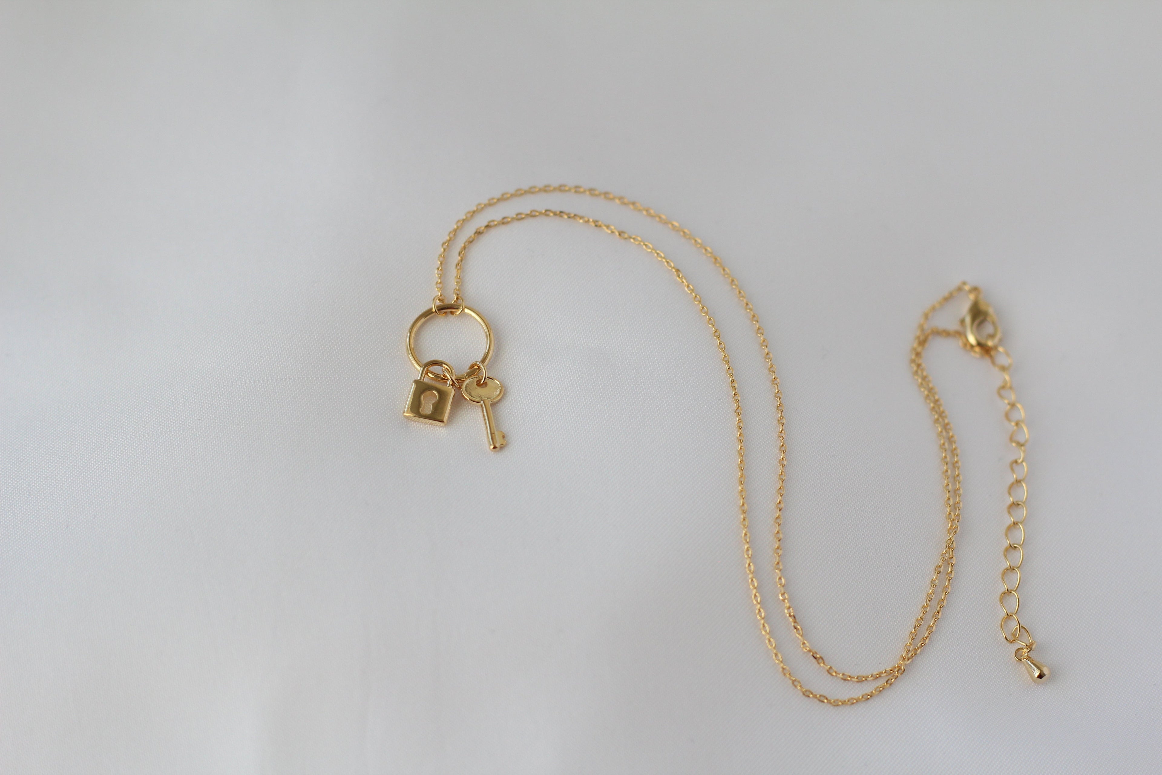 KADOU BOUTIQUE Shiny Lock and Key Ring Necklace — side view
