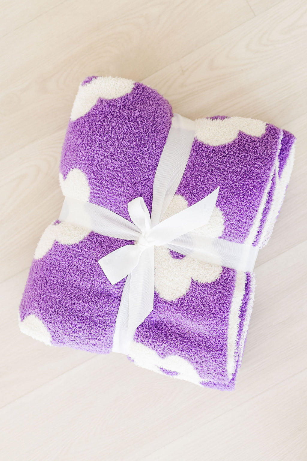 Mila & Rose ® Lilac/Coconut Flower Cozy Blanket — detail close-up