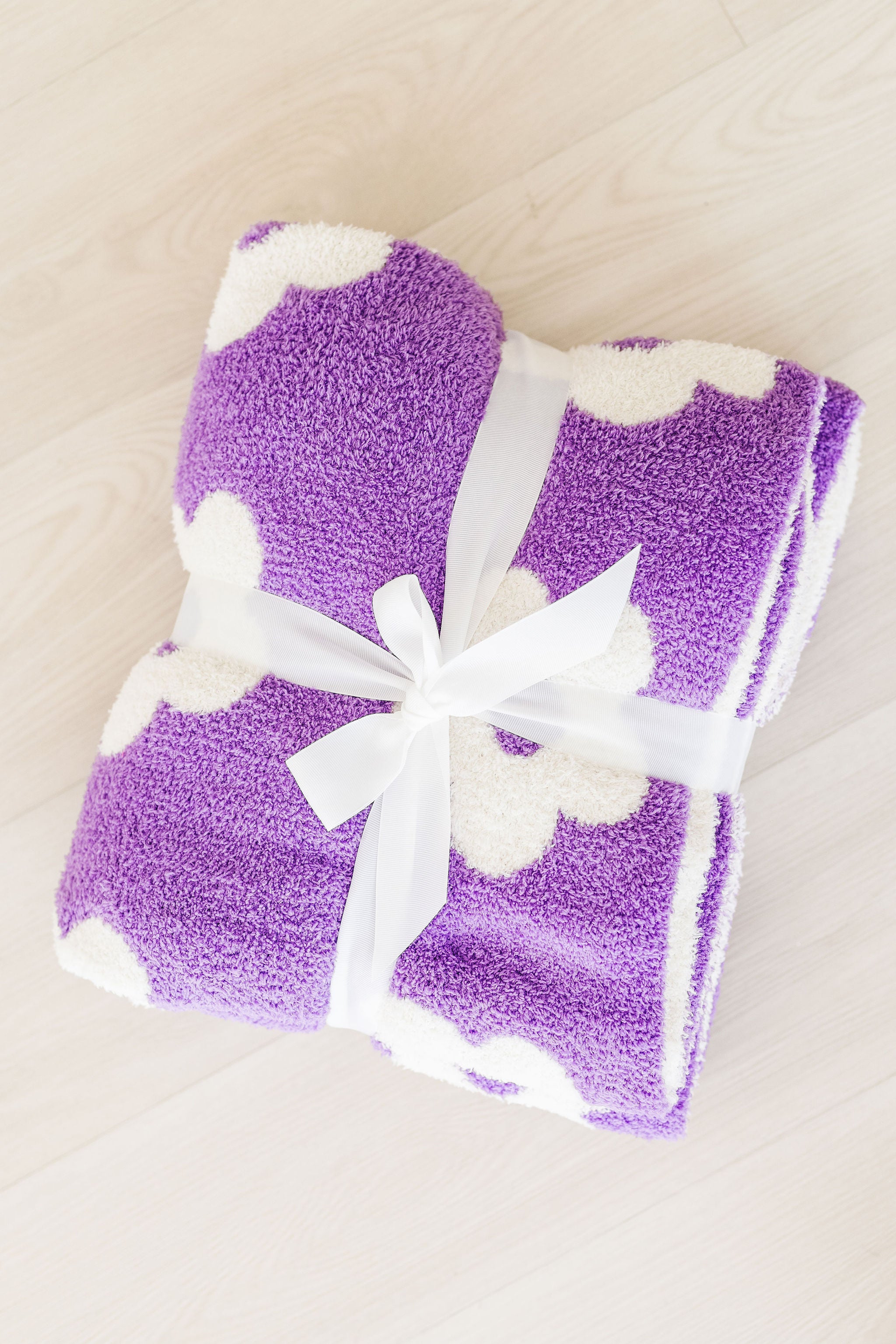 Mila & Rose ® Lilac/Coconut Flower Cozy Blanket — detail close-up