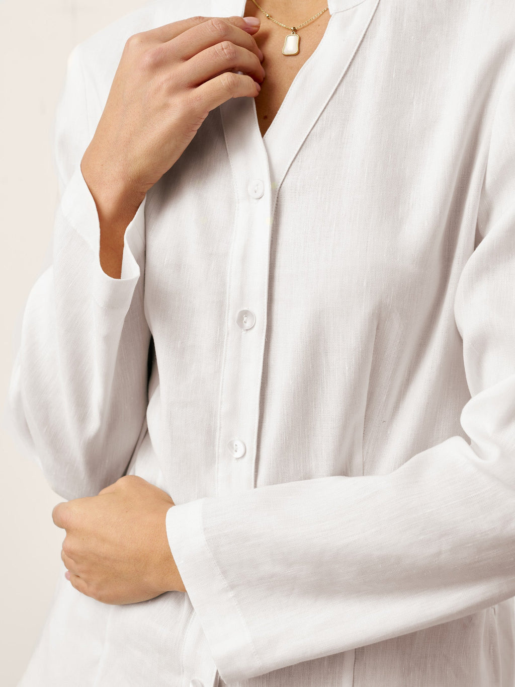 LINTICO Linen-Lyocell Mandarin Collar Fitted Seam Shirt THORA — detail shot 8