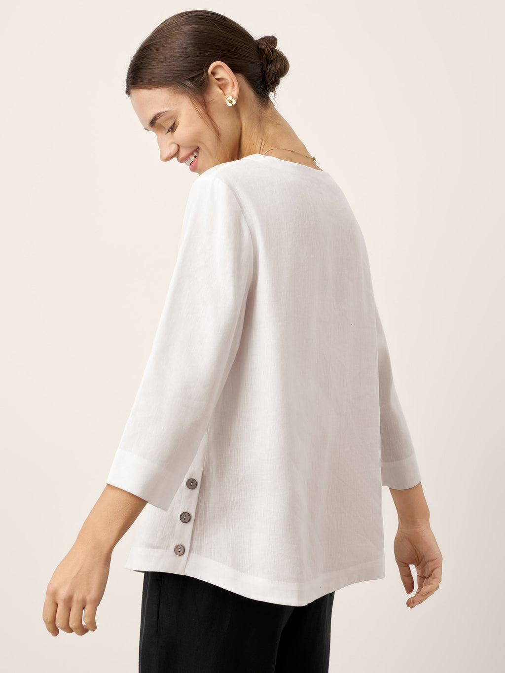 LINTICO LINTICO Linen-Lyocell V-Neck Button Detail Overtop ODETTE — LINTICO branding close-up