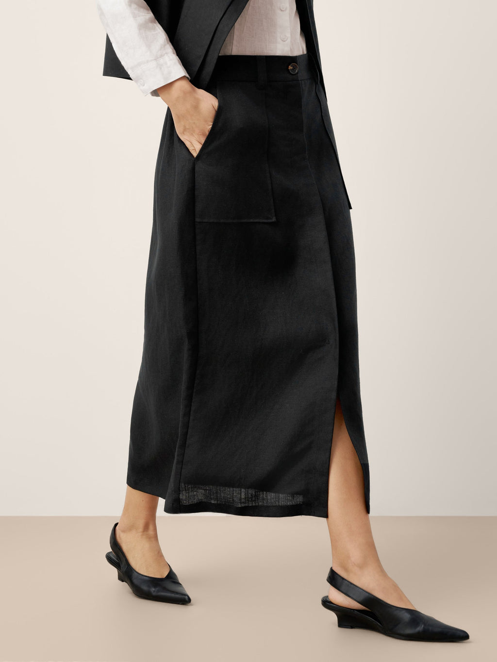 LINTICO Linen-Lyocell Patch Pocket Placket Skirt LYRA — LINTICO branding close-up