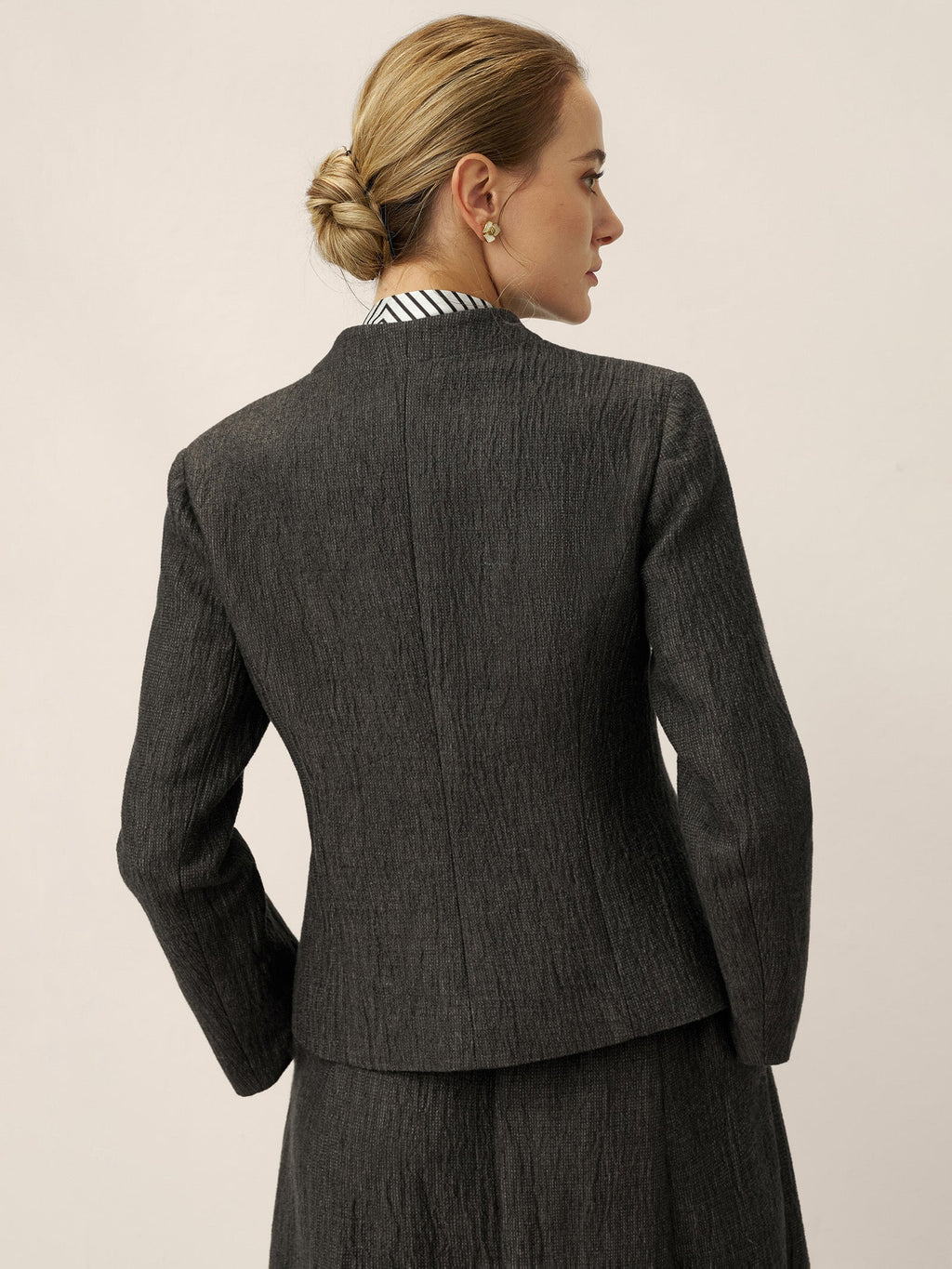 LINTICO Linen Mandarin Collar Button-Up Shirt Jacket KIMBERLY — LINTICO branding close-up