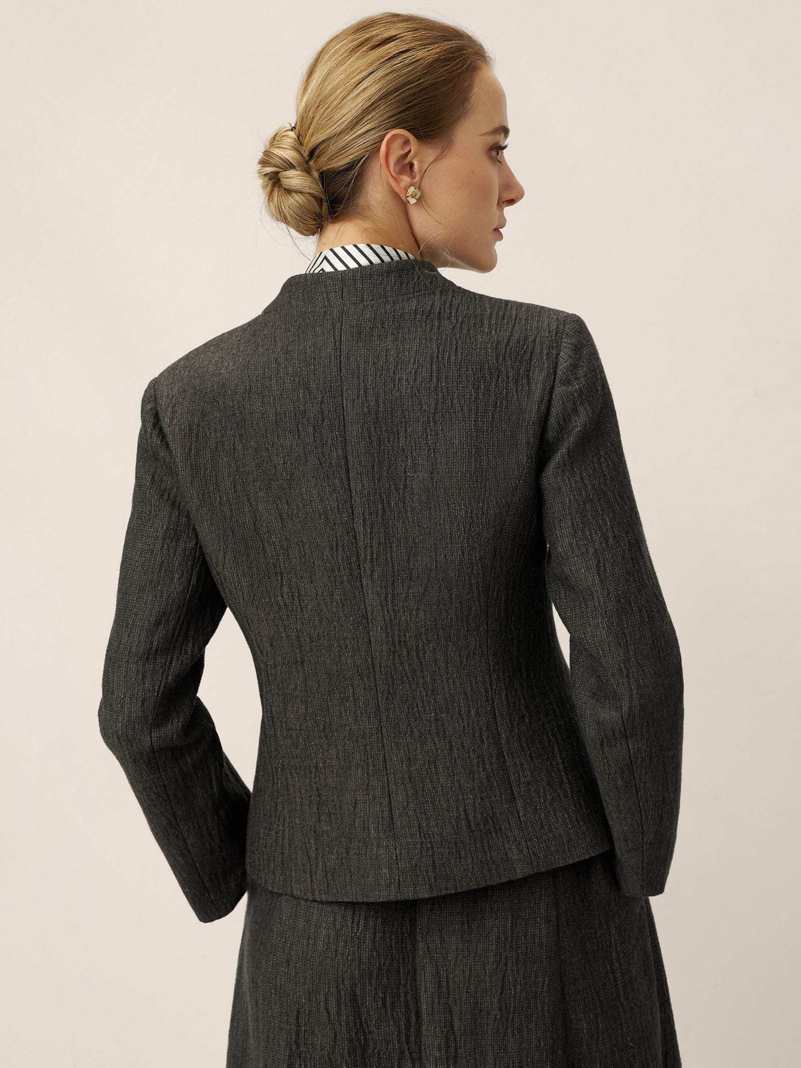 LINTICO Linen Mandarin Collar Button-Up Shirt Jacket KIMBERLY — LINTICO branding close-up