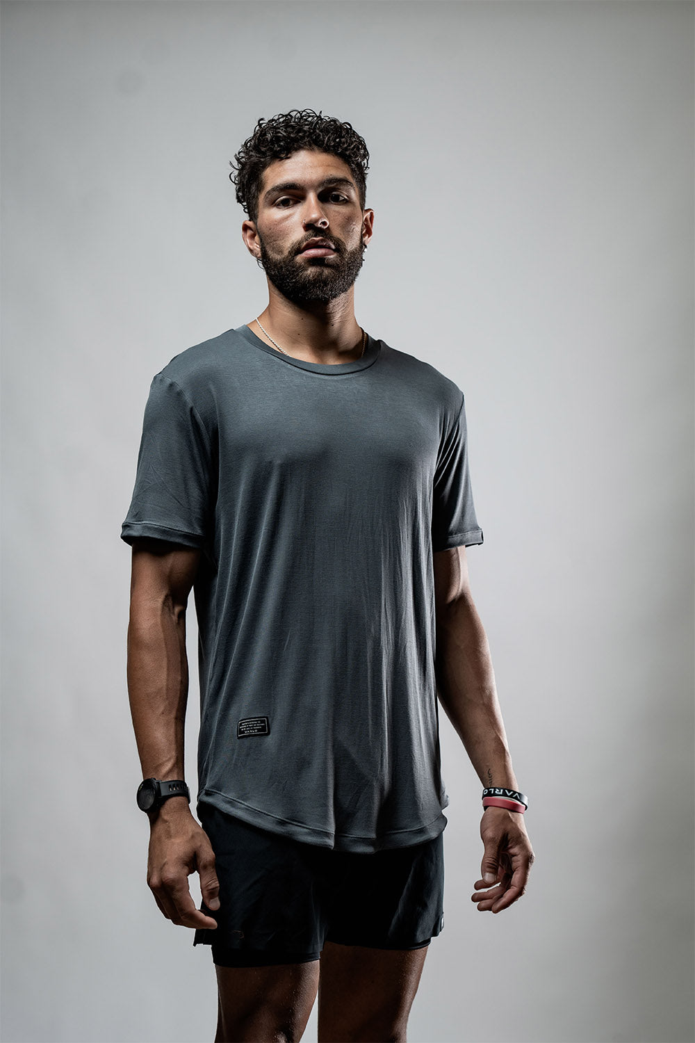 Varlo Men's Everyday Terra Tee (Onyx Drift) — detail close-up