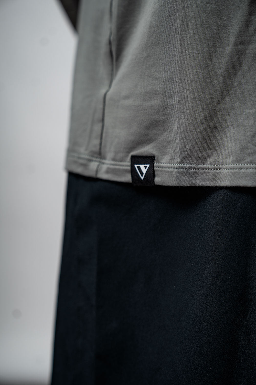 Varlo Varlo Men's Terra Recovery Field Shirt (Stone Gray) — feature highlight