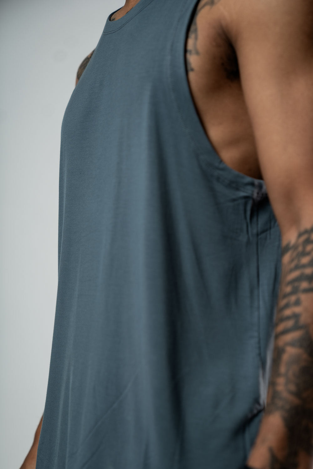 Varlo Men's Terra Recovery Tank (Ash Gray) — detail shot 6