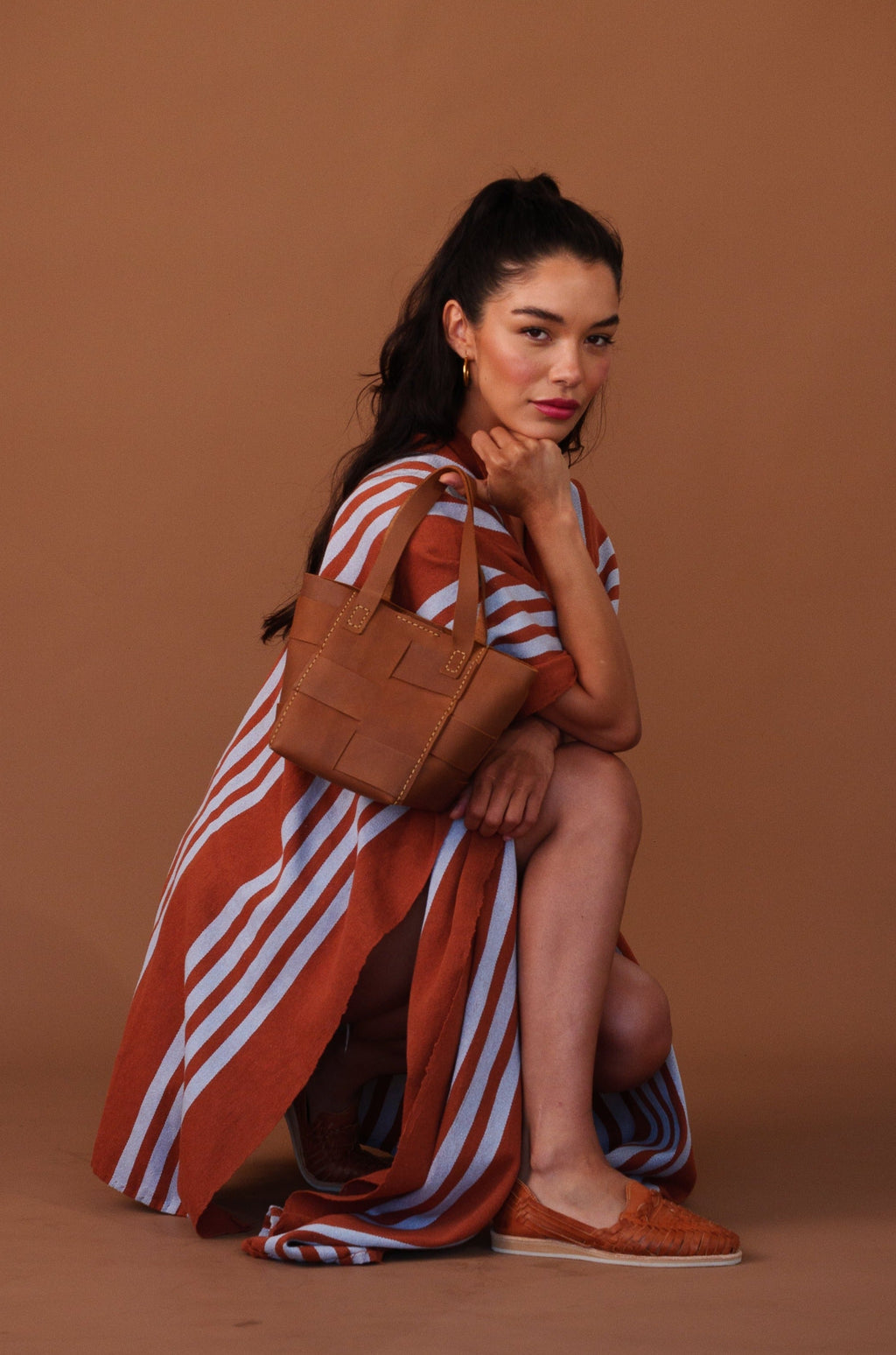 LOLA Y TULA Carmen Basket Bag Camel — lifestyle context