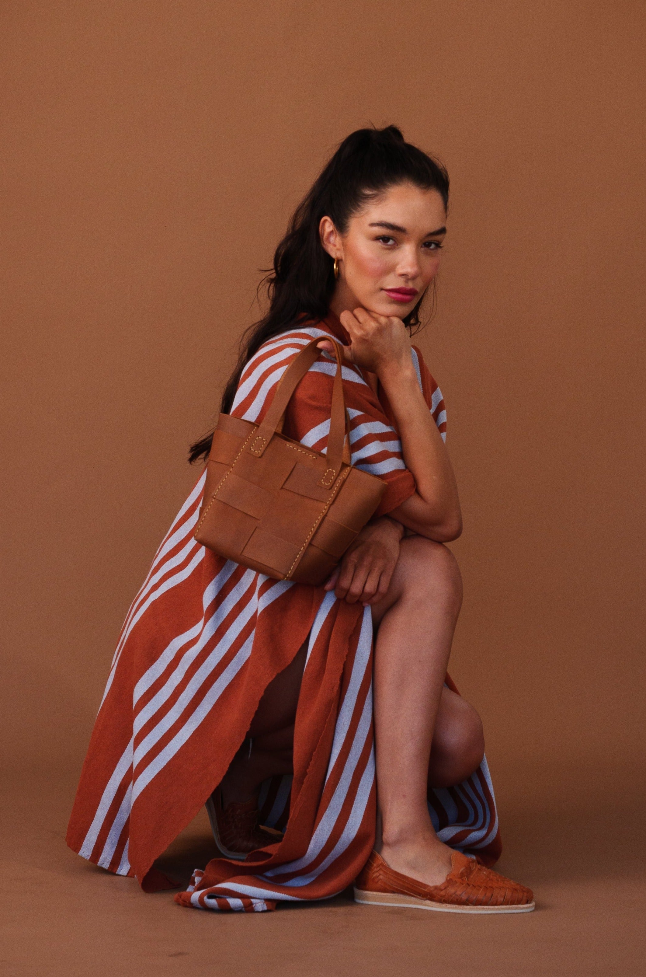 LOLA Y TULA Carmen Basket Bag Camel — lifestyle context
