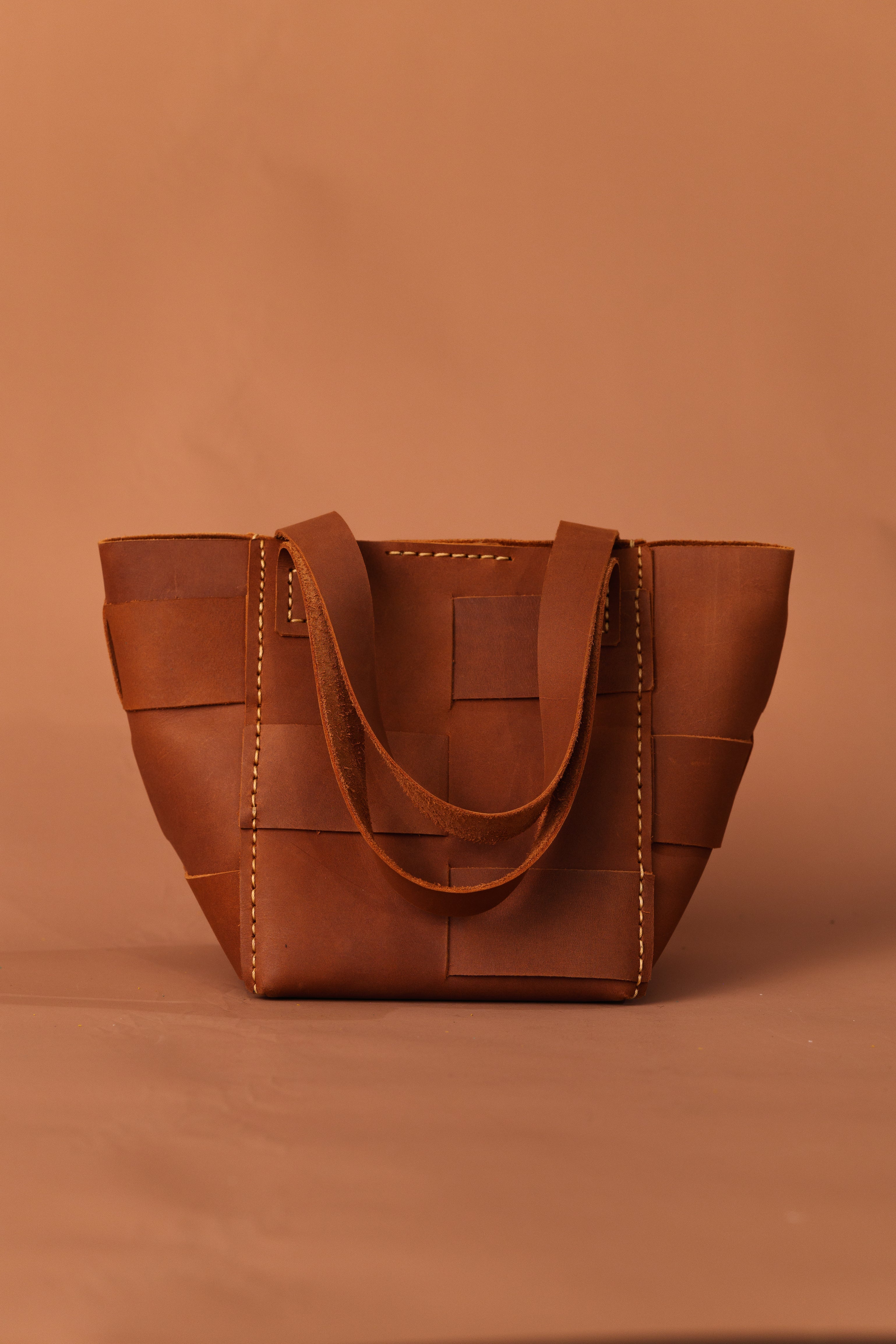 LOLA Y TULA Carmen Basket Bag Camel — detail close-up