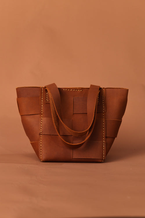 LOLA Y TULA Carmen Basket Bag Camel — detail close-up