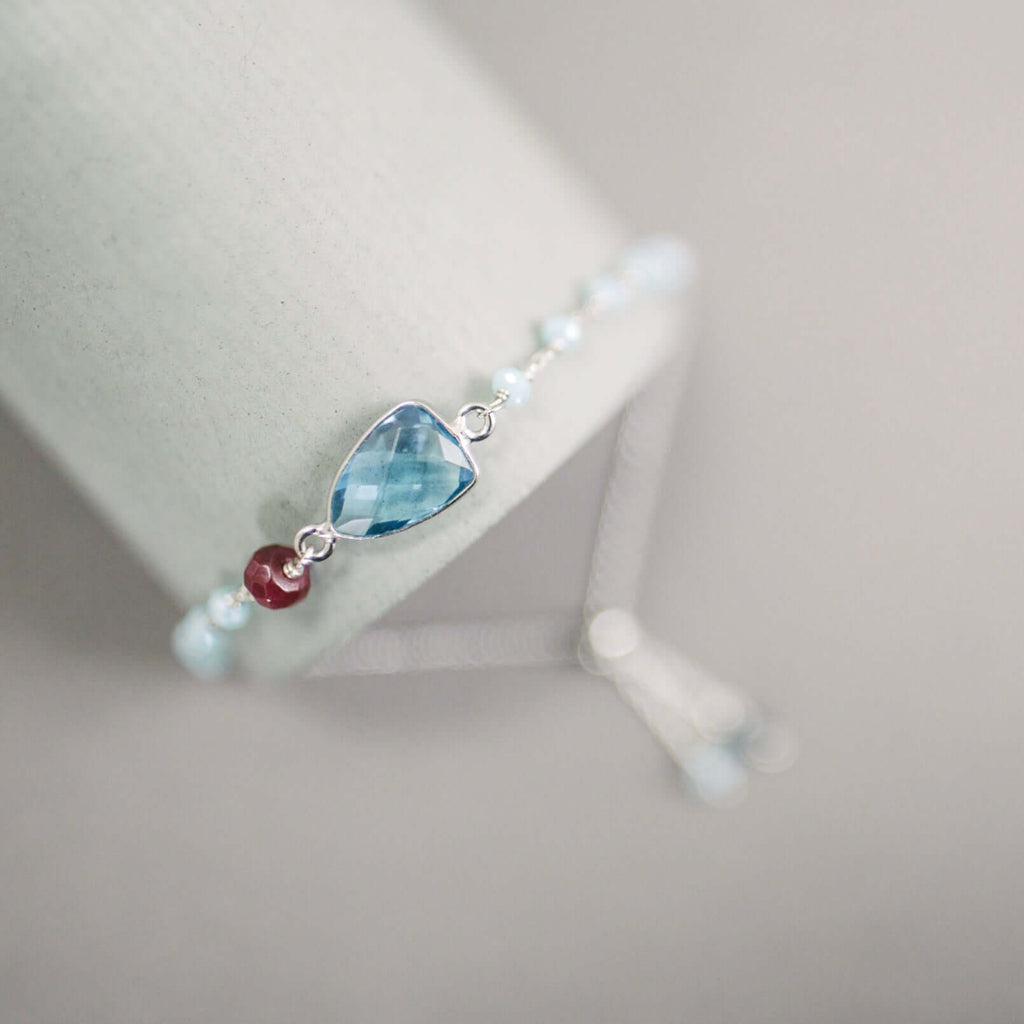 PARKEN JEWELRY PARKEN JEWELRY Green Amethyst Gold Isla Bracelet — product on model