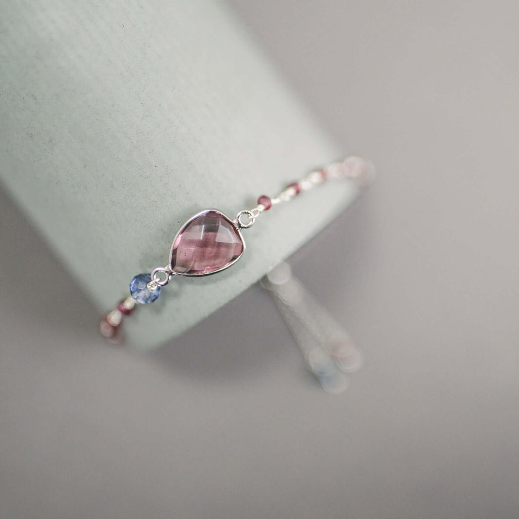 PARKEN JEWELRY PARKEN JEWELRY Green Amethyst Gold Isla Bracelet — detail close-up