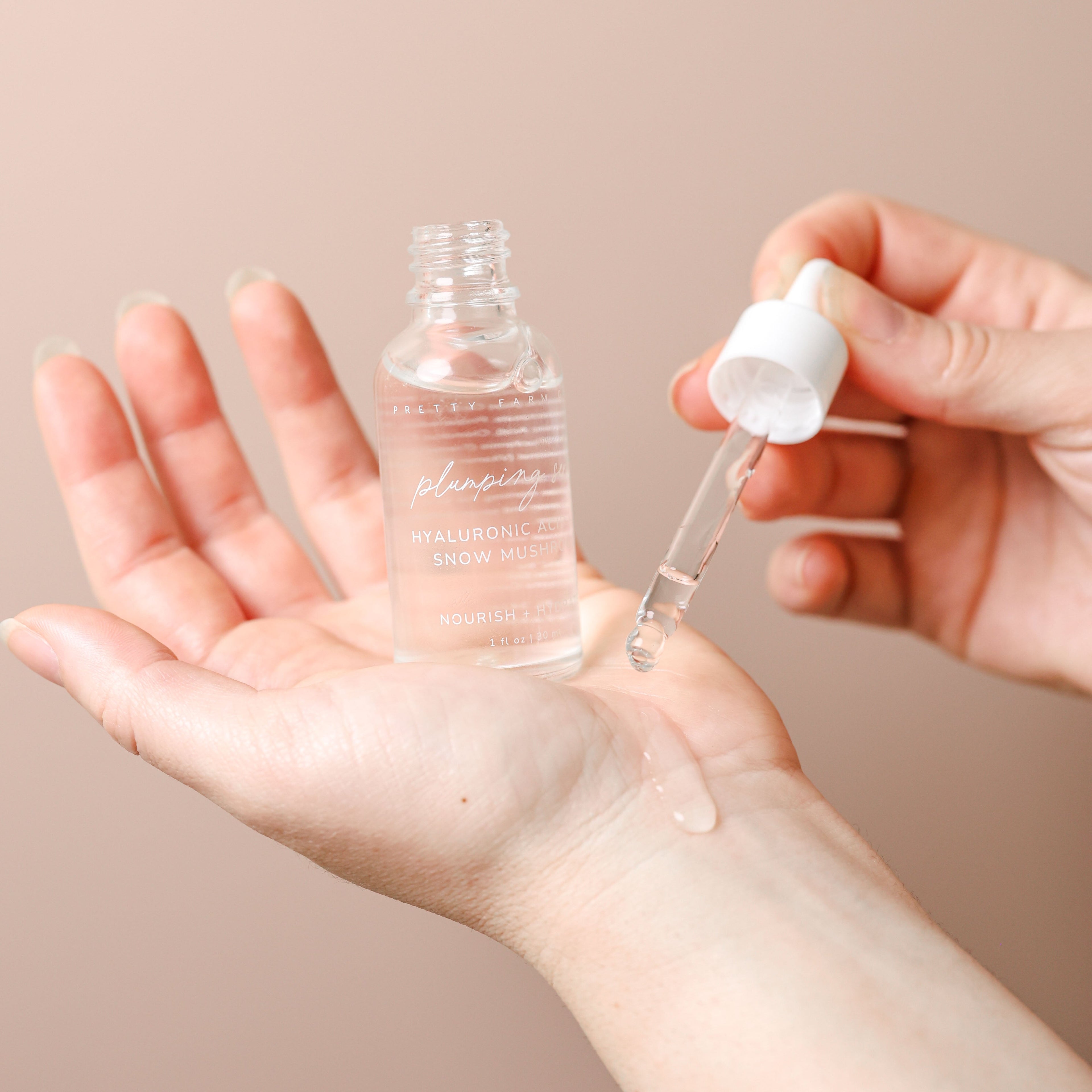 Pretty farm girl Hyaluronic Plumping Serum with Vitamin B5 + Snow Mushroom — detail close-up