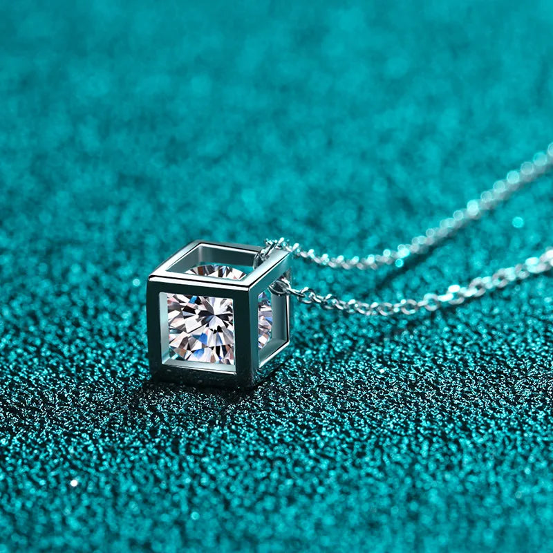 SORI STYLE S925 Sterling Silver 1CT Moissanite Square Pendant Necklace — detail close-up