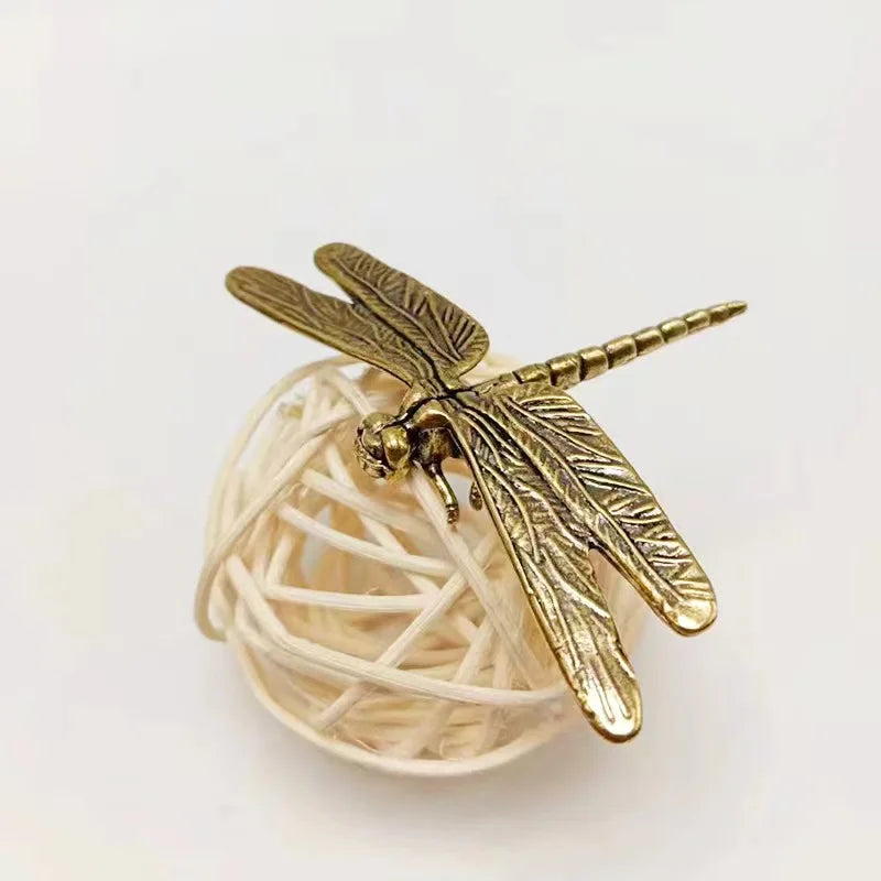 Perfecsy Vintage Brass Dragonfly Figurine - Antique-Style Home & Office Desk Decor, Creative Tea Pet Collectible — detail clo