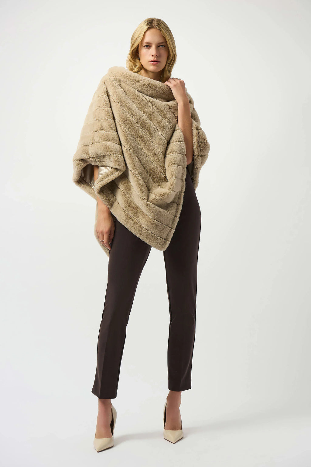 KADOU BOUTIQUE Straight Leg Pants - 144092F25 — detail close-up