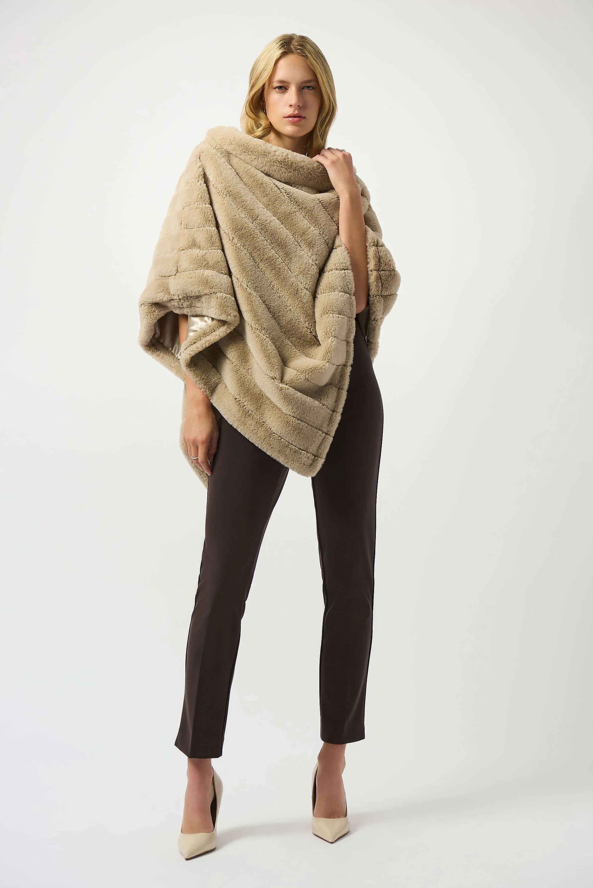 KADOU BOUTIQUE Straight Leg Pants - 144092F25 — detail close-up