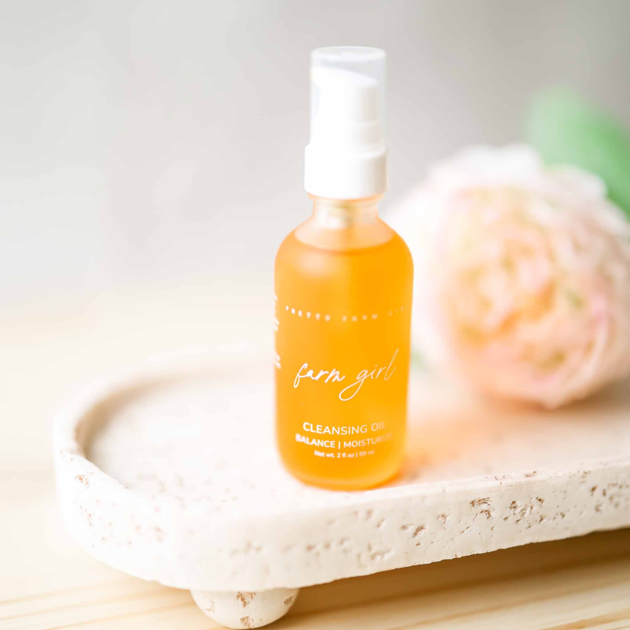 Pretty farm girl Farm Girl Cleansing Oil — detail close-up