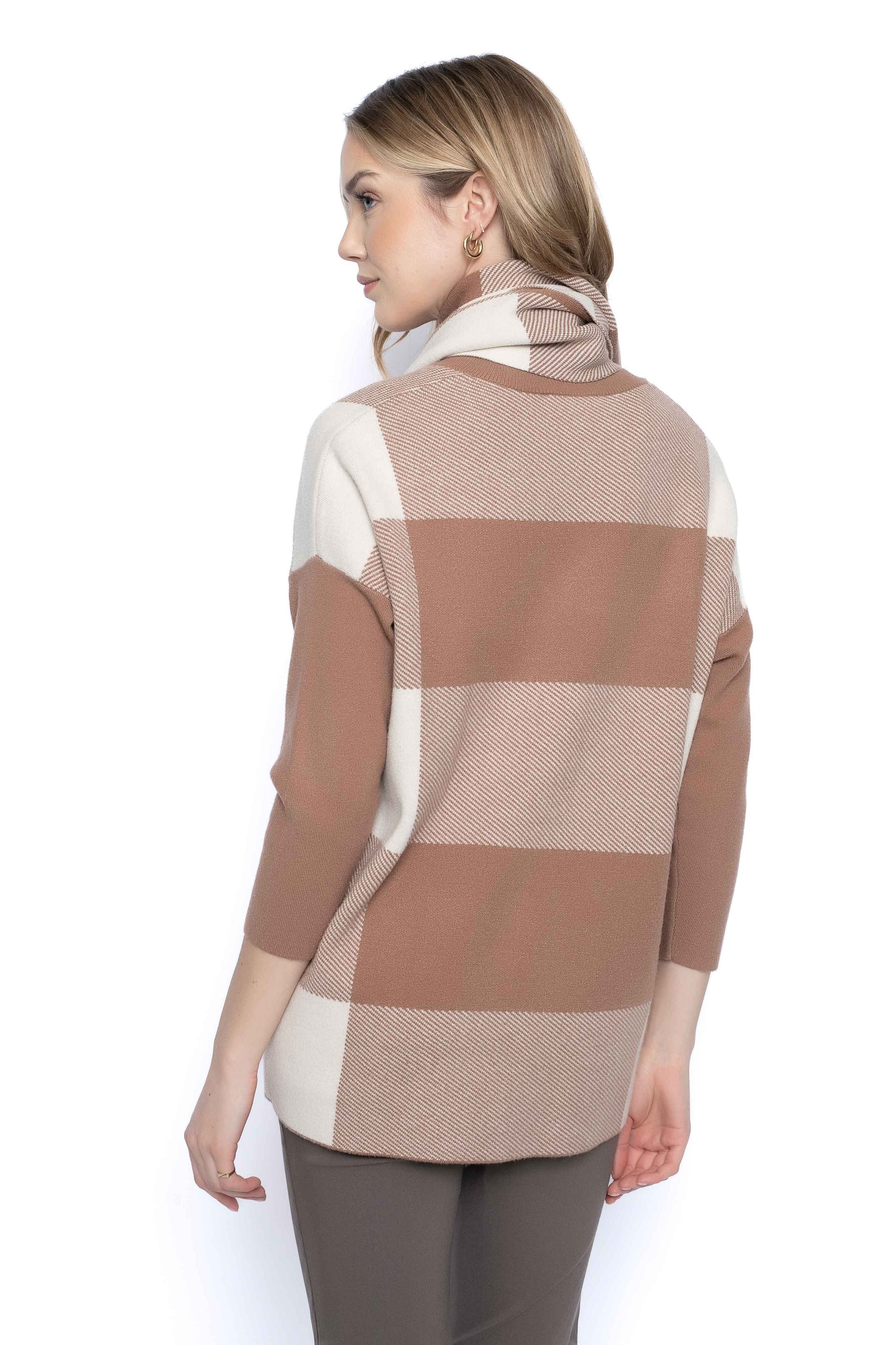 KADOU BOUTIQUE V-Neck Plaid Sweater with Scarf — detail close-up