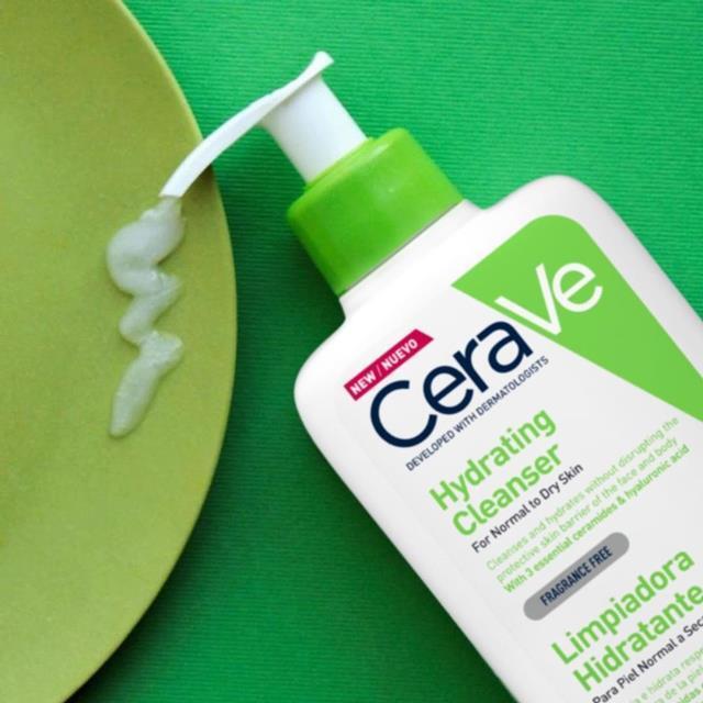CeraVe Moisturizing Cleanser: Gentle Hydrating Face Wash with Hyaluronic Acid & Ceramides for Dry, Sensitive Skin - 236ml