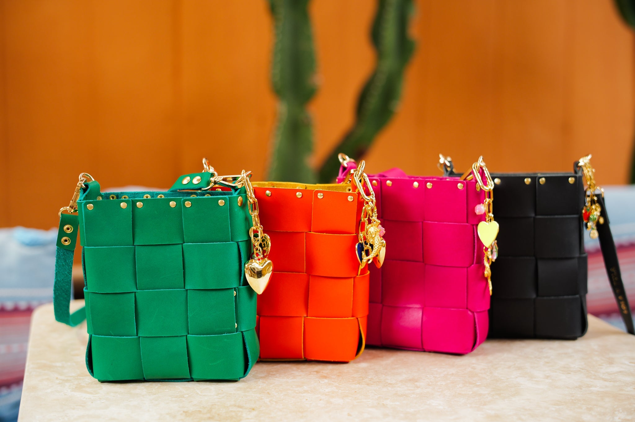 LOLA Y TULA The Mini Tula Black — in-use photo