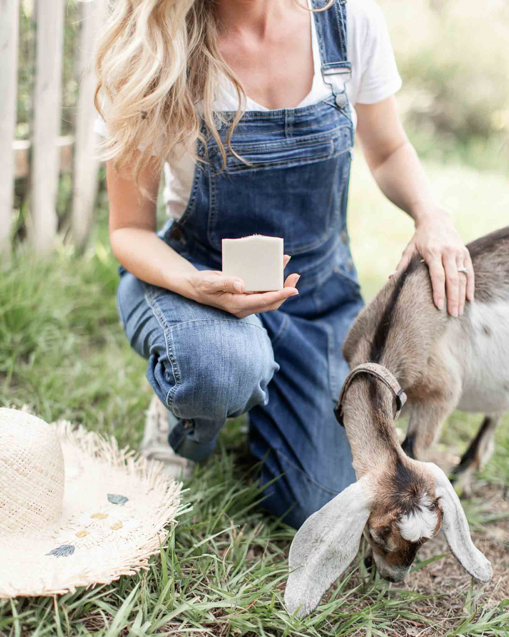 Pretty farm girl Farm Girl Beauty Kit — back view