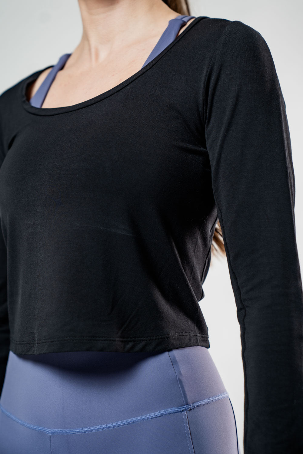 Varlo Women's Terra Recovery Arc Long Sleeve Crop (Black) — detail shot 9