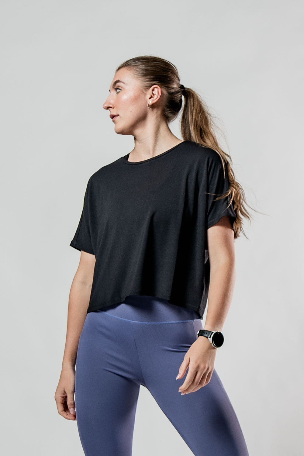 Varlo Women's Terra Recovery Drift Crop (Black) — product on model