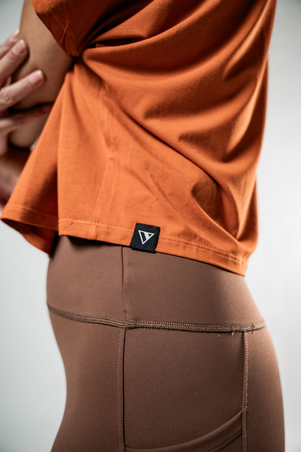 Varlo Women's Terra Recovery Drift Crop (Sunfire Clay) — detail shot 6