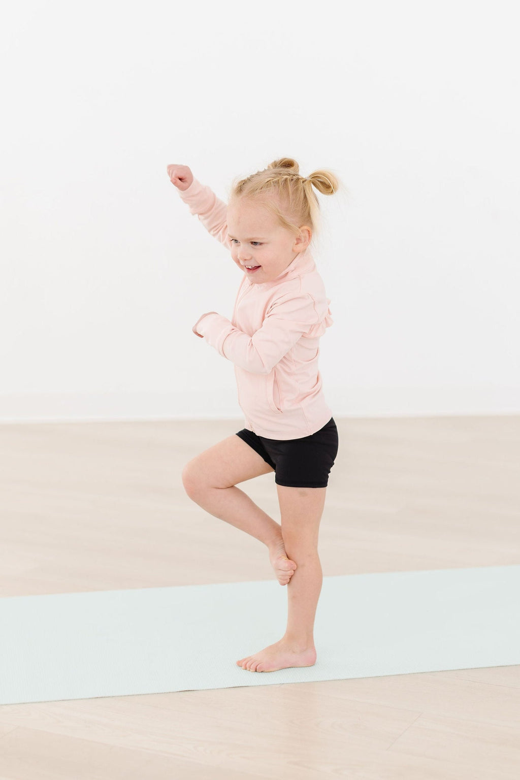 Mila & Rose ® SALE Balanced Black Active Shorty Shorts — detail close-up