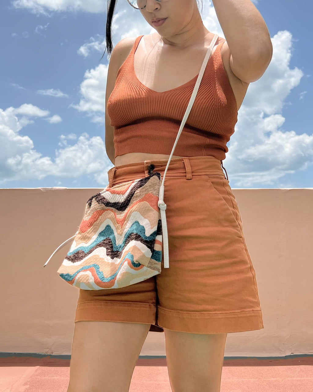 WONENA Yabisi Montañita Crossbody - Sand & Winikunka — detail shot 8