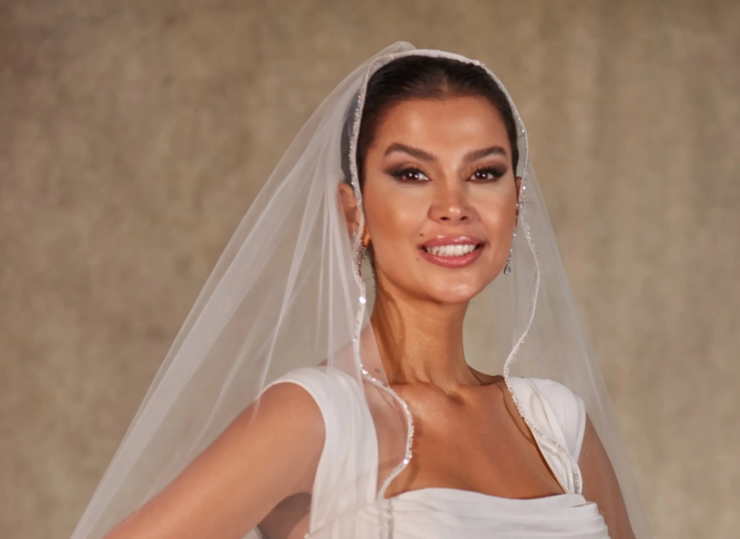 Wavy Beaded Edge Minimalist Wedding Veil- D246 – Bridal Port, view 8