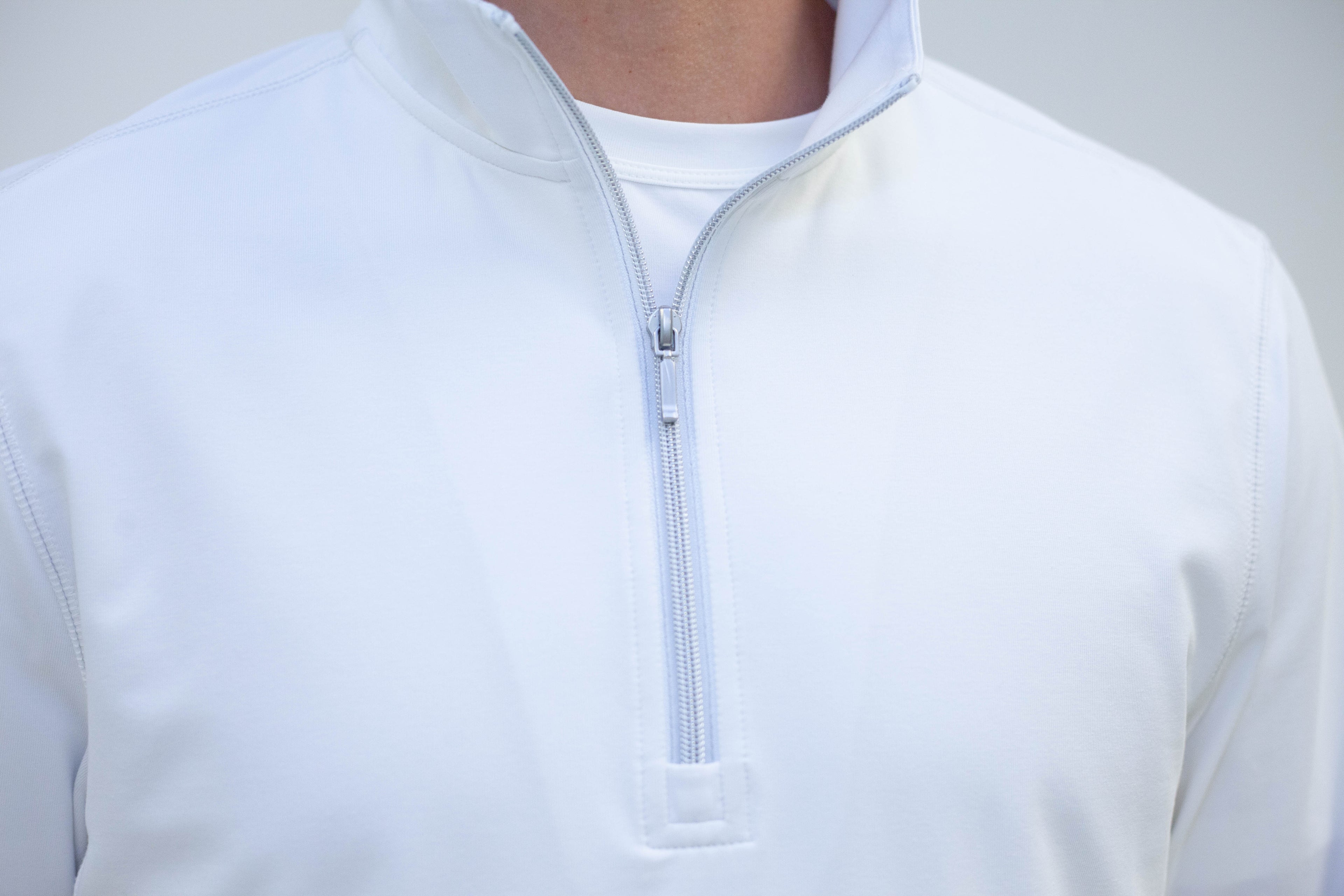 Buki Buki Cinqo Travel Half Zip - White — detail close-up