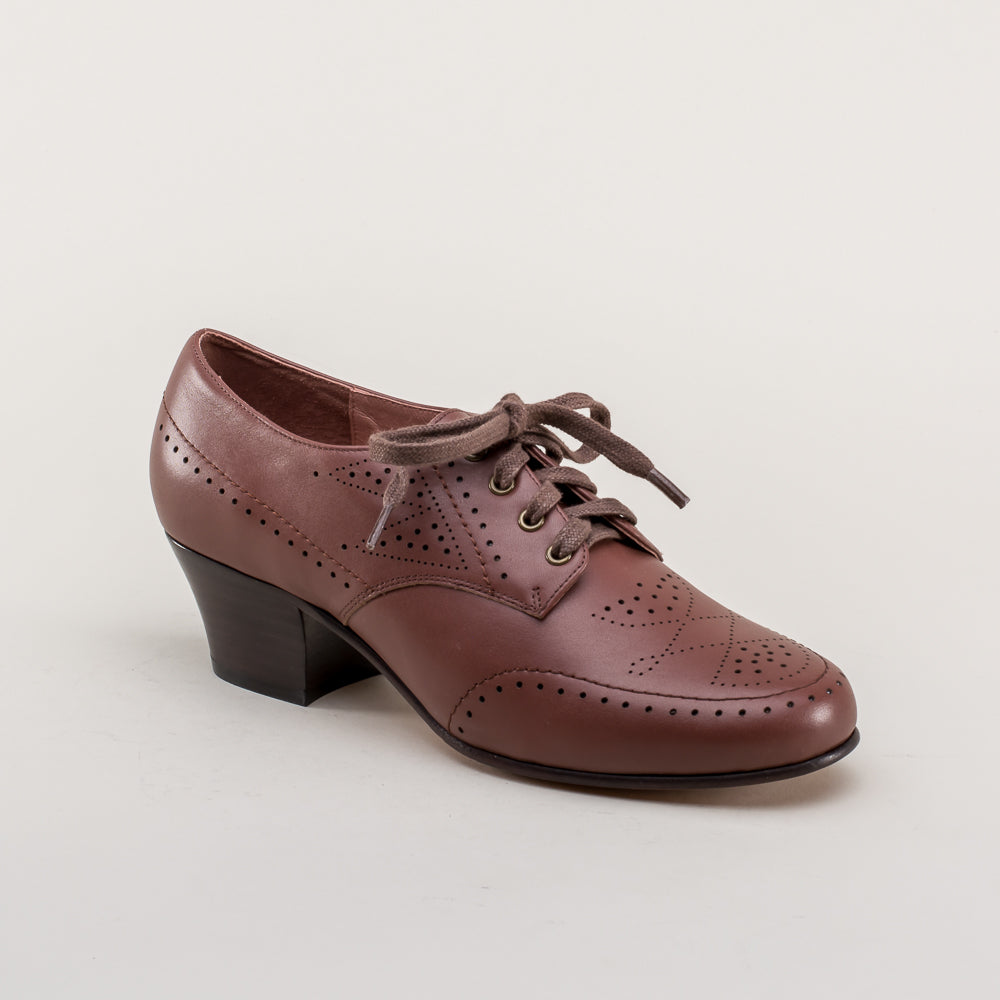 American Duchess Claire 1940s Oxfords (Brown) — scale reference