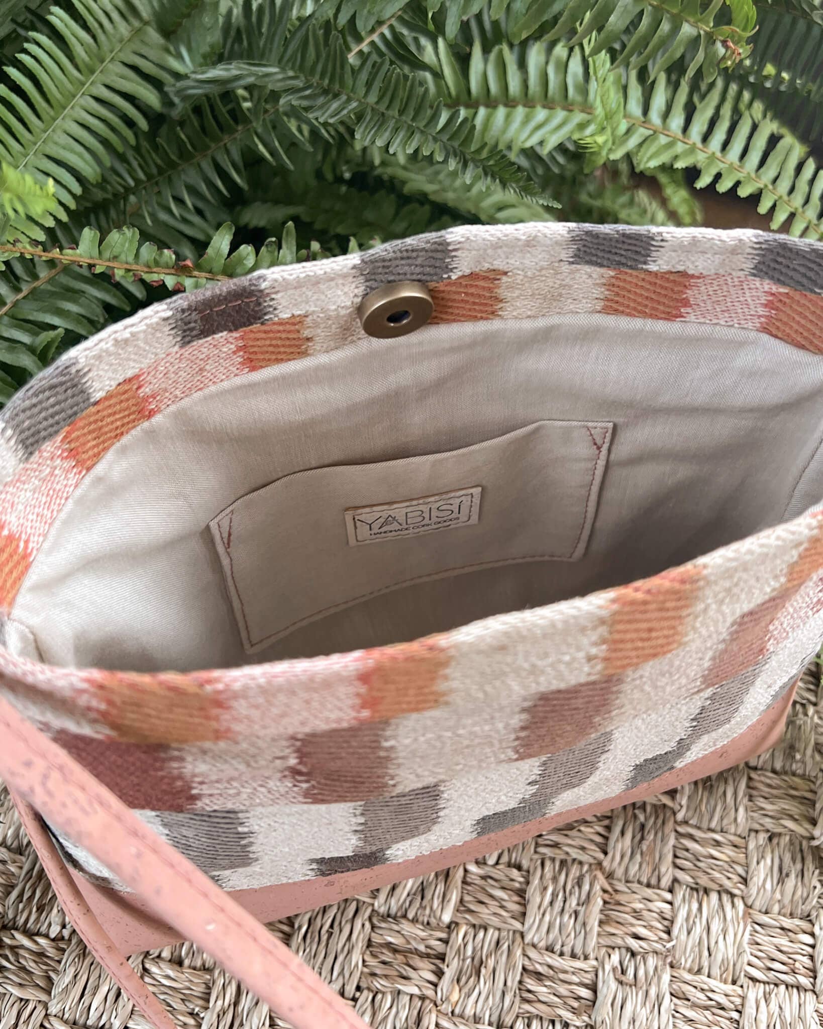 WONENA Yabisi Colibrí Crossbody - Adoquines & Guava — construction detail