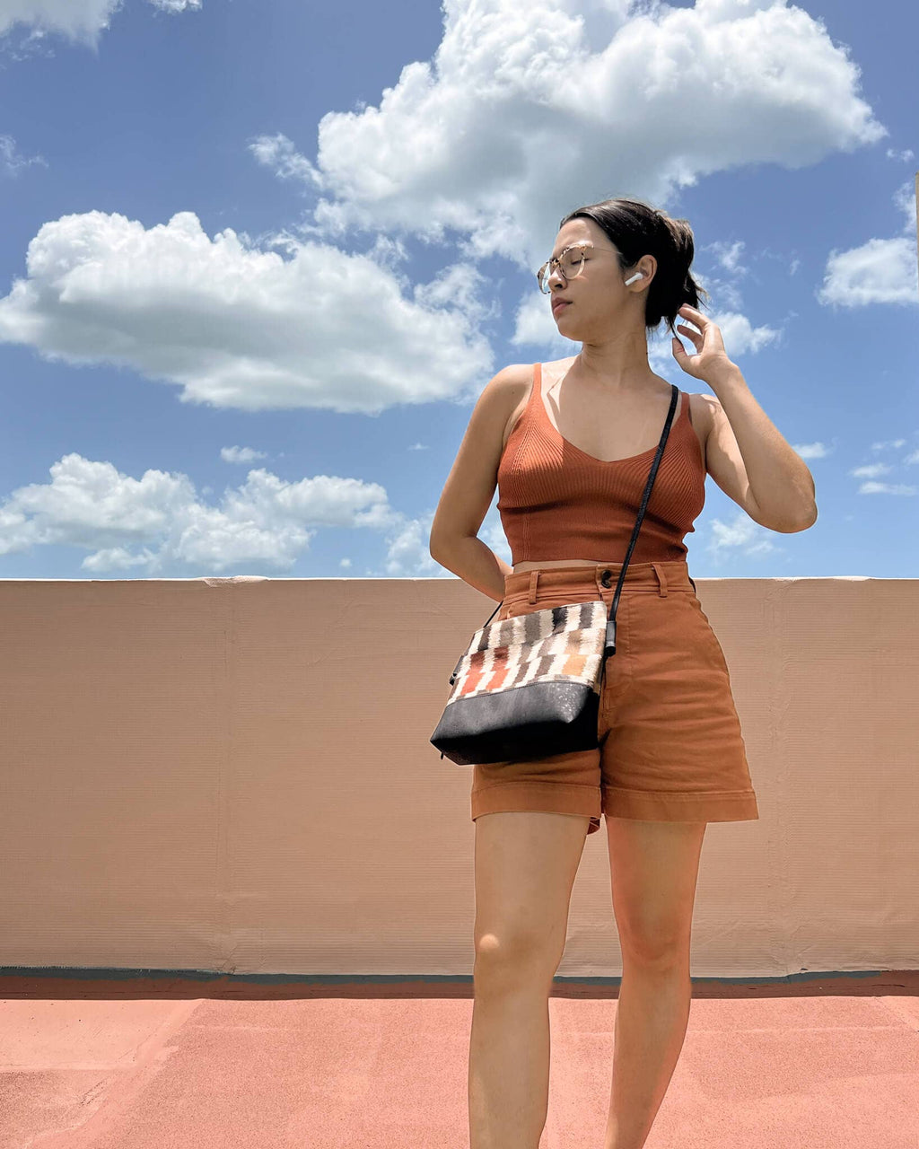 WONENA Yabisi Colibrí Crossbody - Midnight & Adoquines handmade cork crossbody — construction detail
