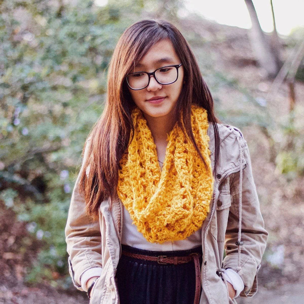 Darn Good Yarn Darn Good Yarn Elderidge Ribbed Banana Cowl Crochet Kit — main product shot