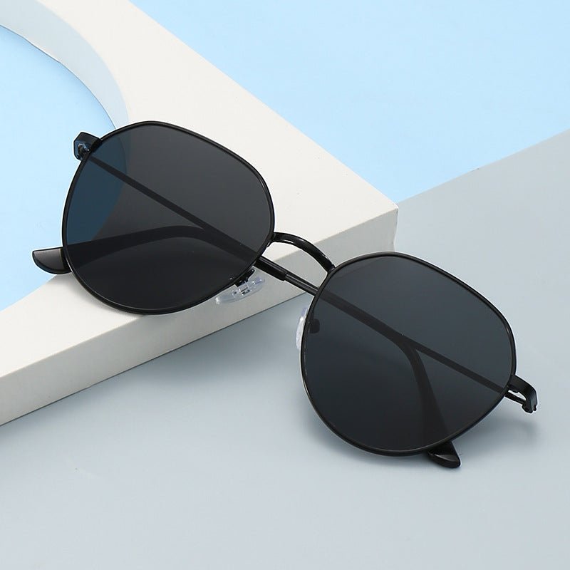 Mariam's Collection Elegant Retro Sunglasses for Women Classic with Gradient Lenses (MAC264) — construction detail