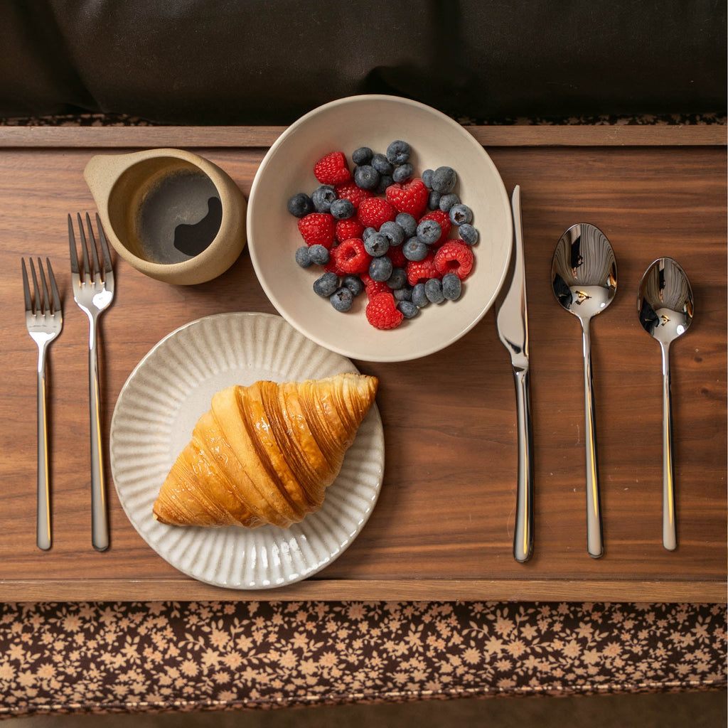 Italic Emilia Mirror 20-Piece Flatware Set — material texture detail