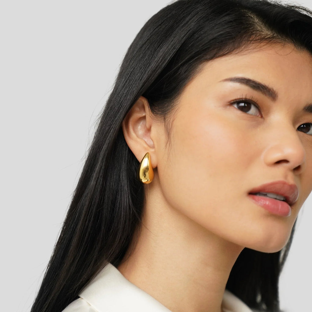 SORI STYLE Elegant Gold Teardrop Earrings — SORI STYLE branding close-up