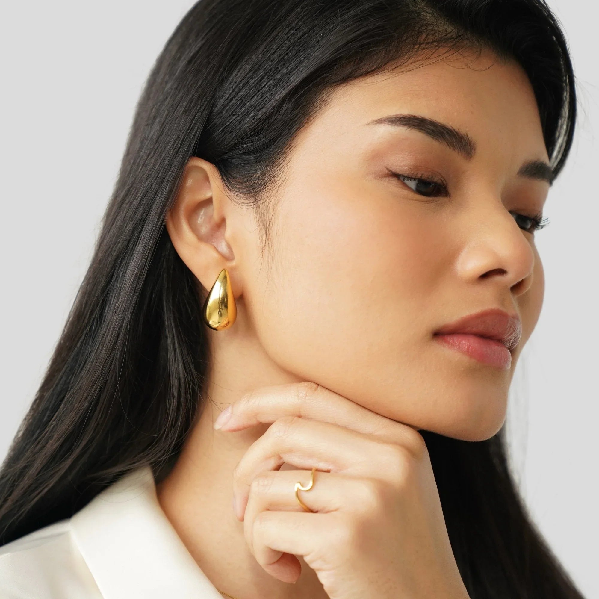 SORI STYLE SORI STYLE Elegant Gold Teardrop Earrings — back view