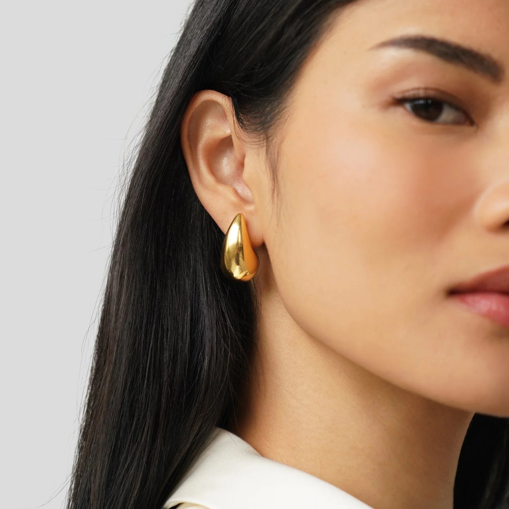 SORI STYLE SORI STYLE Elegant Gold Teardrop Earrings — alternative angle