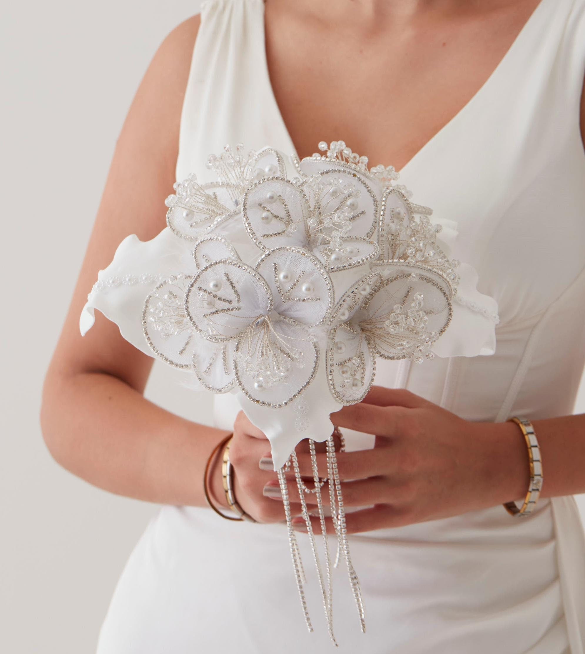 White Flower Bouquet – Ideal for Bridal, Quinceanera, or Proposal – Bridal Port