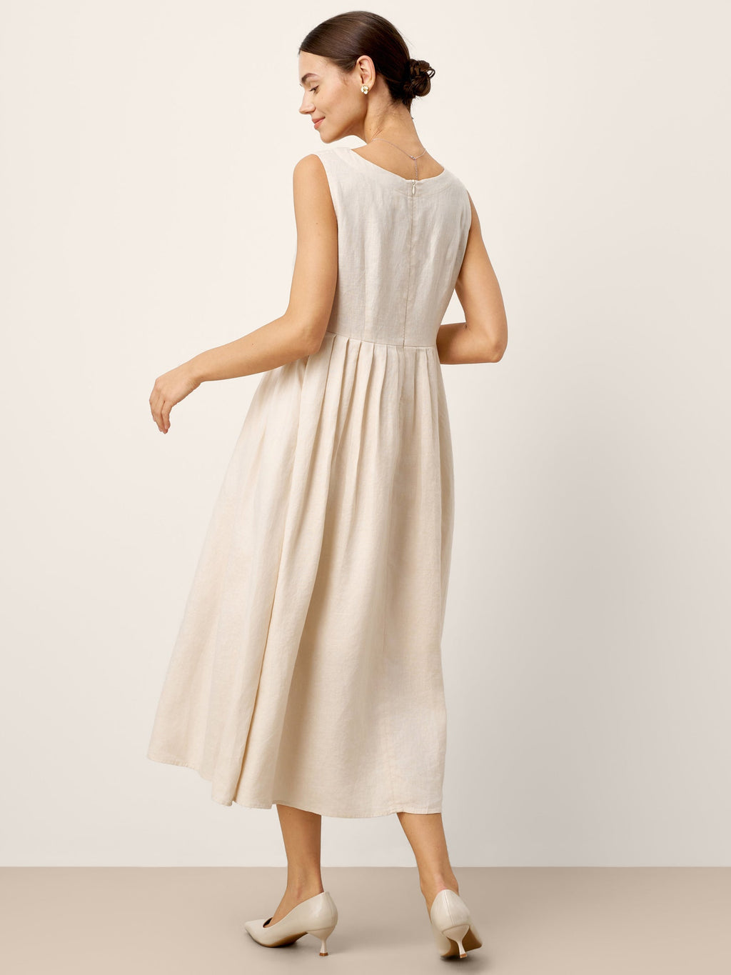 LINTICO 100% Linen Sleeveless Crew Neck Waist Pleated Maxi Dress SELENE — LINTICO branding close-up